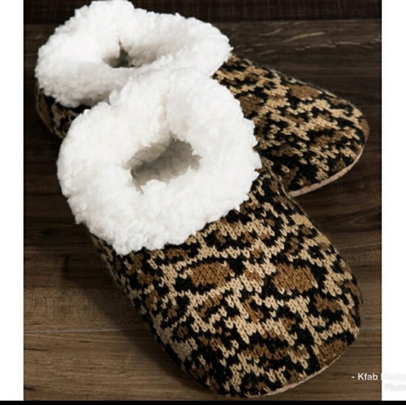 Cheetah Faux Fur Lined Slippers - Picture 3 of 3